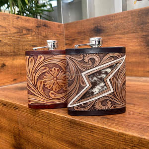 Flacon de hanche en cuir repoussé à la main Vente en gros Flacon floral occidental en cuir véritable de 8oz Flacon en acier inoxydable avec couvercle en cuir grain supérieur - Product Image 3