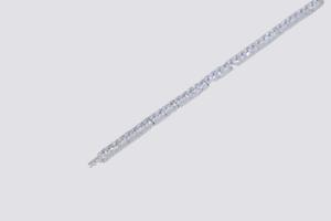 Brazalete clásico de lujo con zirconia cúbica plateada para mujer - Product Image 3