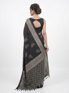 Sari de crepé negro con estampado digital, bordes grises y motivos de hojas, ropa tradicional de boda para mujer, largo hasta el suelo, corte regular, listo para usar. - Product Image 3