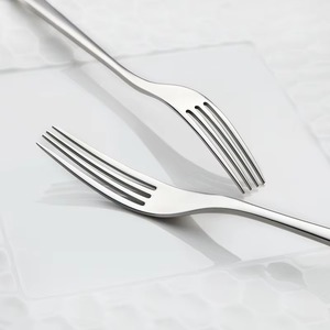 Juego de cubiertos de acero inoxidable de primera calidad, diseñado para brindar durabilidad y un rendimiento prolongado en cocinas comerciales y domésticas. - Product Image 3