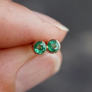 Boucles d'oreilles clous en émeraude naturelle de Zambie, 3 mm, serties clos, plaqué or 14 carats, minimalistes, bijoux délicats en pierres précieuses, pierre de naissance de mai - Product Image 1