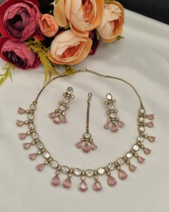 Ensemble de collier choker Water Drop Kundan avec boucles d'oreilles assorties et Maang Tikka, collection de bijoux ethniques traditionnels pour les fêtes - Product Image 3