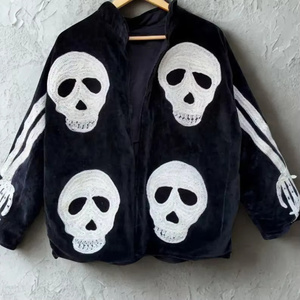 Chaqueta bomber de terciopelo negro con calaveras y brazos de esqueleto bordados, manga larga, chaqueta de otoño para mujer - Product Image 1