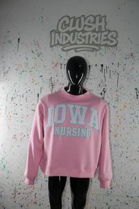 Sweat-shirt rose à col montant IOWA NURSING, 100% blanc, broderie appliquée, col large, URBAN PRODUCTIONS - Product Image 2