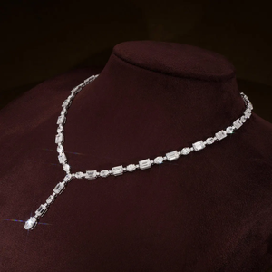 Collar Clásico con Diamantes Cultivados en Laboratorio en Forma de Y con Esmeraldas Ovaladas y Diamantes Redondos con Certificación VVS2, Joyería de Oro Sólido - Product Image 2