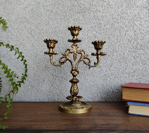 Candélabre en métal artisanal artistique en finition antique pour la décoration de mariage et l'affichage de bougies d'intérieur festif - Product Image 5