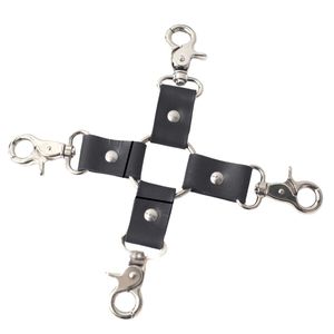 Menottes et attaches de cheville en cuir noir avec rembourrage et chaînes métalliques pour une retenue sécurisée - Product Image 4