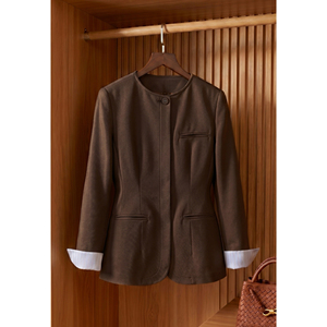 Blazer Elegante para Mujer, Color Marrón Otoñal, Sin Cuello, Corte Entallado, Manga Larga, Un Solo Botón, Puños en Contraste Desmontables, Oficina LYDIA - Product Image 5