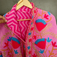 Nouvelle arrivée, veste matelassée en coton fleuri brodée à la main de couleur rose vif, style bohème Suzani, artisanale, respirante, pour femmes