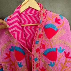 Veste matelassée en coton brodée à la main de couleur rose vif, style bohème Suzani, vêtement artisanal pour femmes, manteau bohème - Product Image 2