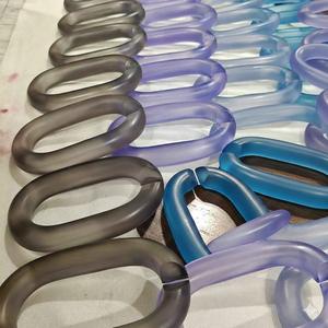Grande Décoration Murale en Résine Transparente Colorée Écologique Faite à la Main avec Maillons de Chaîne Personnalisés - Product Image 2