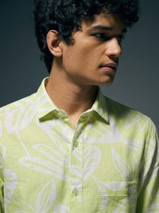Camisa Casual de Hombre, Color Amarillo Limón, Transpirable, Doble Botonadura, Manga Larga, Cuello Clásico, Corte Entallado, Estilo Veraniego - Product Image 2