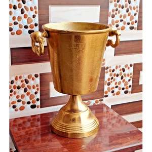 Cubo de Hielo de Metal Dorado Vintage con Asa, Diseño para Fiestas - Product Image 1