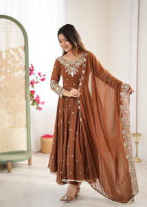 ชุดเดรส Anarkali แบบรอยัลบลูมมิ่ง พร้อมกางเกงและผ้าคลุมไหล่ ประดับเลื่อมสีรุ้ง ปักลายมุก แขนยาว ชุดสำหรับงานเทศกาลและงานพิธีต่างๆ - Product Image 5