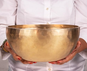 Bol chantant tibétain en laiton pur pour la méditation et la guérison sonore avec marteau de frappe, idéal pour l'équilibrage des chakras et la pratique du yoga - Product Image 3