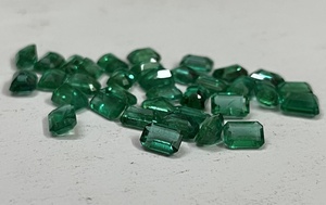 Esmeralda Natural calibrada, forma octagonal de esmeralda de 7x5mm, gran claridad y brillo - Product Image 2