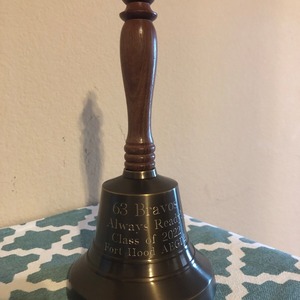 Campana de mano de latón de alta demanda con mango de madera para eventos escolares, llamadas al aire libre y sonido brillante. - Product Image 3