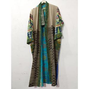 Kimono de luxe d'été, robe longue patchwork faite main, style indien vintage, en soie de sari recyclée, idéal comme cache-maillot ou tenue de nuit. - Product Image 3