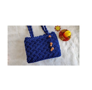 Sac bandoulière en macramé à thème attrayant pour femme, tissé à la main en coton, avec pompons décoratifs - Product Image 4