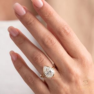 Bague de fiançailles solitaire de luxe en diamant de laboratoire taille poire sertie clos, bijoux de mariage personnalisés, fabricant de joaillerie fine - Product Image 5