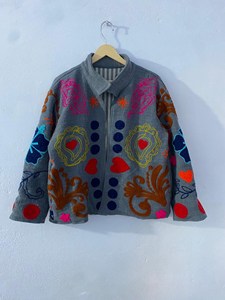 เสื้อแจ็คเก็ตโบฮีเมียนปักลายสีเทา งานฝีมือประณีต ลายหัวใจหลากสีและลายดอกไม้ แขนยาว คอตั้ง  ลายโมทีฟ  เสื้อคลุม - Product Image 1