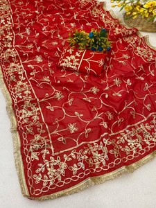 Sari en soie rouge brodé avec un motif floral doré pour femmes, tenue de mariage indienne pakistanaise traditionnelle, robe longue jusqu'au sol - Product Image 3