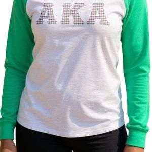 AKA เสื้อยืดแขนยาวทรงเบสบอลแบบสามส่วนสำหรับผู้ชายและผู้หญิง สีเขียว ตัวอักษรสีขาว - Product Image 2