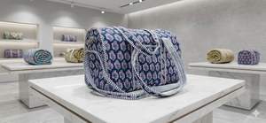 Bolsa de Viaje Deportiva Táctica de Lujo, Hecha a Mano, con Estampado Floral Azul, de Algodón Resistente y Ecológico, con Cierre y Gran Capacidad - Product Image 4