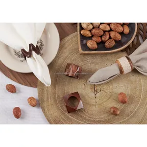 Anneaux de serviette en bois sculptés, design rond unique, porte-serviettes élégant pour les mariages, les fêtes et la décoration de table - Product Image 4