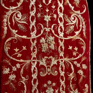 Estola de Terciopelo Rojo Bordada con Motivos Florales Dorados, Túnica Litúrgica para Obispos, Prenda Religiosa Personalizada - Product Image 5