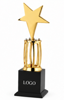 Elegante trofeo de reconocimiento con construcción metálica de primera calidad y acabado pulido de alta calidad.