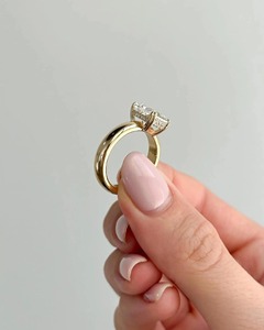 Anillo de Diamante Cultivado en Laboratorio con Corte Cojín de Nuevo Diseño, Moderno, con Halo Oculto en el Tallo Dividido, Oro Sólido de 14K, 3.00CT, VVS+, Color EF - Product Image 4