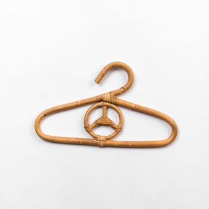 Cintre en rotin personnalisé antidérapant avec logo cintres pour vêtements et manteaux de luxe durables et solides - Product Image 3