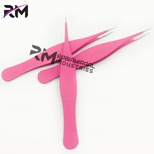 Pinzas de depilar profesionales RMI Private Label, personalizadas, puntiagudas, de acero inoxidable con recubrimiento en polvo rosa, ligeras y de lujo. - Product Image 3
