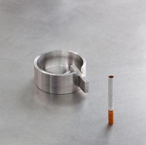 Cendrier Rond Premium en Acier Inoxydable Poli Brossé avec Deux Emplacements pour Cigarettes, Robuste, Minimaliste et Moderne, pour Table, NOUVEAU - Product Image 2