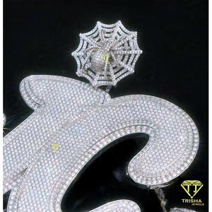 จี้เพชรโมอิสซาไนต์รูปตัวอักษรแบบกำหนดเองจาก Trisha Jewels เงินแท้ 925 ชุบโรเดียม สร้อยคอฮิปฮอปแบบหนา พร้อมโซ่คิวบัน รับรองโดย GIA - Product Image 3