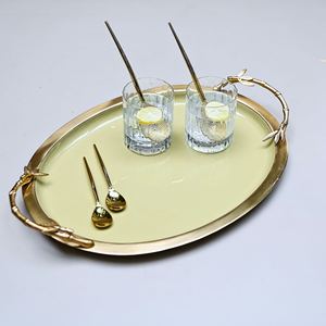 Bandeja de Servicio Ovalada de Metal de Lujo al por Mayor, Plato para Hotel con Elegante Acabado en Esmalte Verde Salvia y Asas Doradas con Diseño de Bambú - Product Image 3