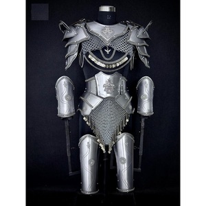Armadura de Caballero Medieval Plateada, Guantes Redondos Modernos, Estilo Antiguo, Arte en Relieve Coleccionable, Acero Inoxidable Pulido - Product Image 4