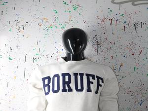 Sweat-shirt à col montant BORUFF WHITE 100% bleu marine avec broderie appliquée, col large, URBAN PRODUCTIONS - Product Image 3