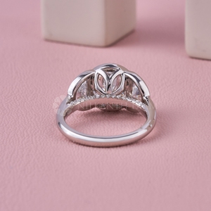 Bague en or jaune à trois pierres de diamant de taille ronde au design tendance, bague en diamant créé en laboratoire, bijoux en diamant de qualité supérieure pour femmes - Product Image 2