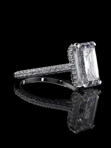 Anillo de Compromiso de Diamante Corte Esmeralda Platino con Diamantes Pavé Laterales, Certificado GIA, Joyería Clásica para Mujer - Product Image 4