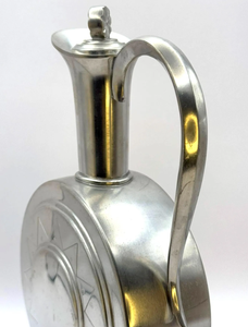 Carafe à eau en métal poli brillant, faite à la main, design personnalisé, avec pieds en forme de roue, pour la maison et la cuisine - Product Image 3