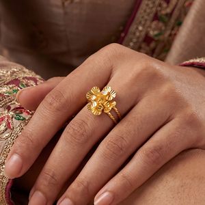 Anillo Floral Spark Gold con Acabado Dorado Premium, Anillo de Doble Banda con Flor 3D para Mujer, Joyería Elegante con Diseño Floral - Product Image 2