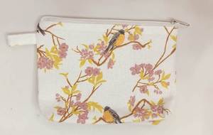 Bolsa de aseo de lona orgánica con estampado de pájaros y flores, cierre de cremallera y almacenamiento portátil conveniente para cosméticos y viajes. - Product Image 2
