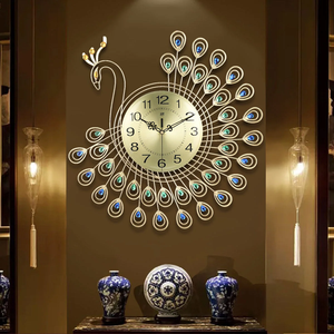 Majestueux horloge en métal en forme de paon doré avec plumes en cristal bleu. Grandes œuvres d'art disponibles à prix de gros. - Product Image 1