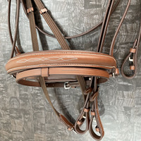 Bride en cuir anglais marron cognac de la plus haute qualité classique muserolle cousue fantaisie et casque rembourré à large bande pour chevaux