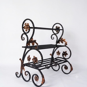 Étagère à chaussures vintage en fer forgé, multi-niveaux, en métal, avec décor floral à volutes - Product Image 1