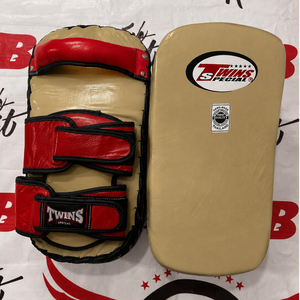 Almohadilla de entrenamiento de boxeo y patadas Trending Twins, escudo de enfoque de cuero de vaca para Muay Thai, equipo de entrenamiento duradero para práctica - Product Image 1