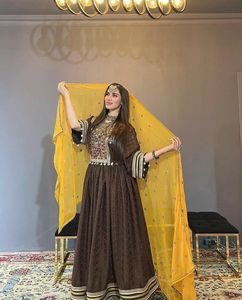 Robes afghanes pour femmes, sur mesure, couleurs et tailles personnalisées, fabrication pakistanaise OEM ODM, broderies, vêtements de fête et de mariage, robes Kuchi afghanes pour femmes. - Product Image 2