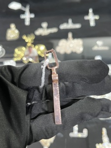 จี้รูปตัวอักษร N สีโรสโกลด์ประดับมอสซาไนต์ทรงบาแกตต์ สไตล์ฮิปฮอป - Product Image 3